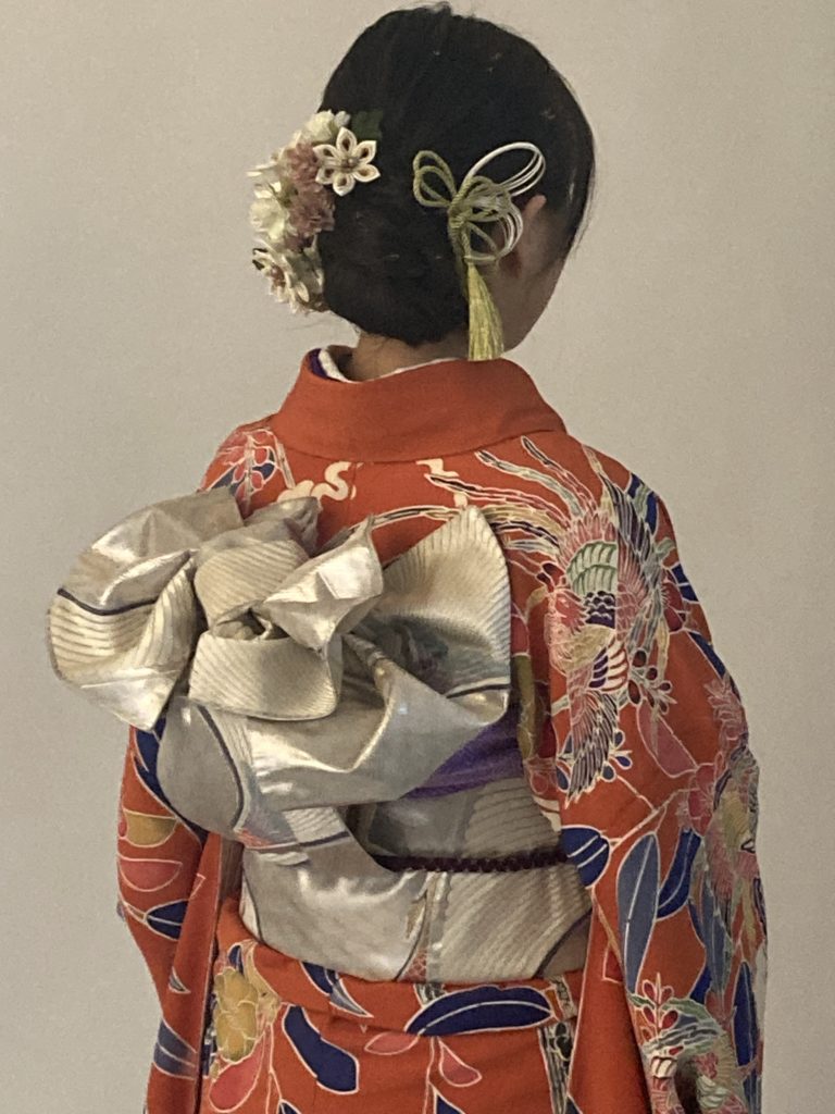 お母様の赤い紅型の着物に合わせて自由が丘サロンにて成人式着付け事例