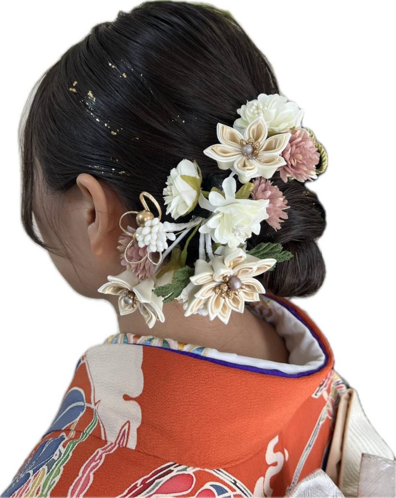 お母様の赤い紅型の着物に合わせて自由が丘サロンにて成人式着付け事例