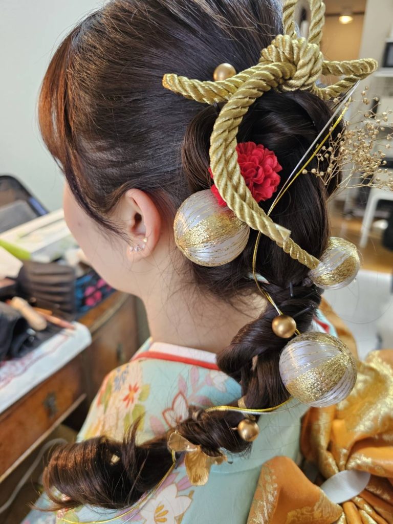 自由が丘のプロのヘアメイクアーティストによる成人式着付け＆ヘアメイク事例　玉飾りヘア飾り