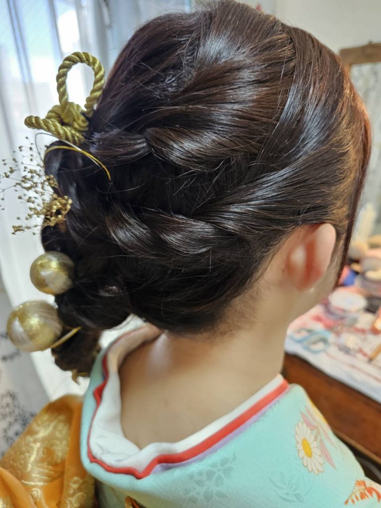 自由が丘のプロのヘアメイクアーティストによる成人式着付け＆ヘアメイク事例　玉飾りヘア飾り
