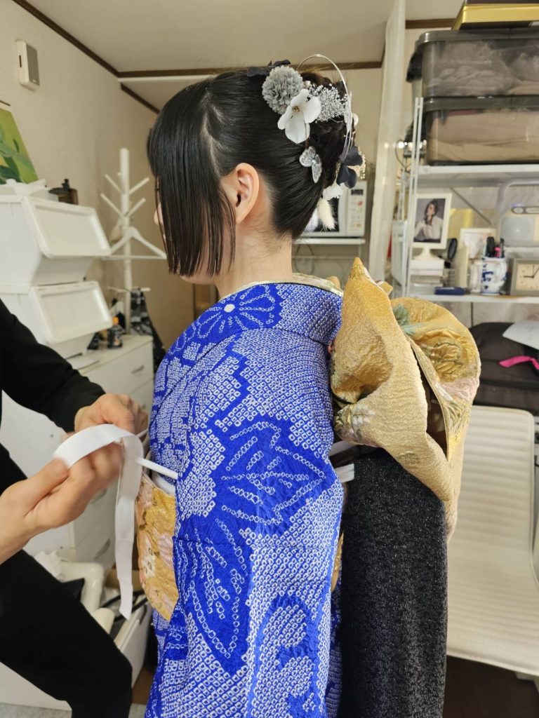 お母様の総絞りの振袖を現代的にアレンジした成人式着付け＆ヘアメイク事例